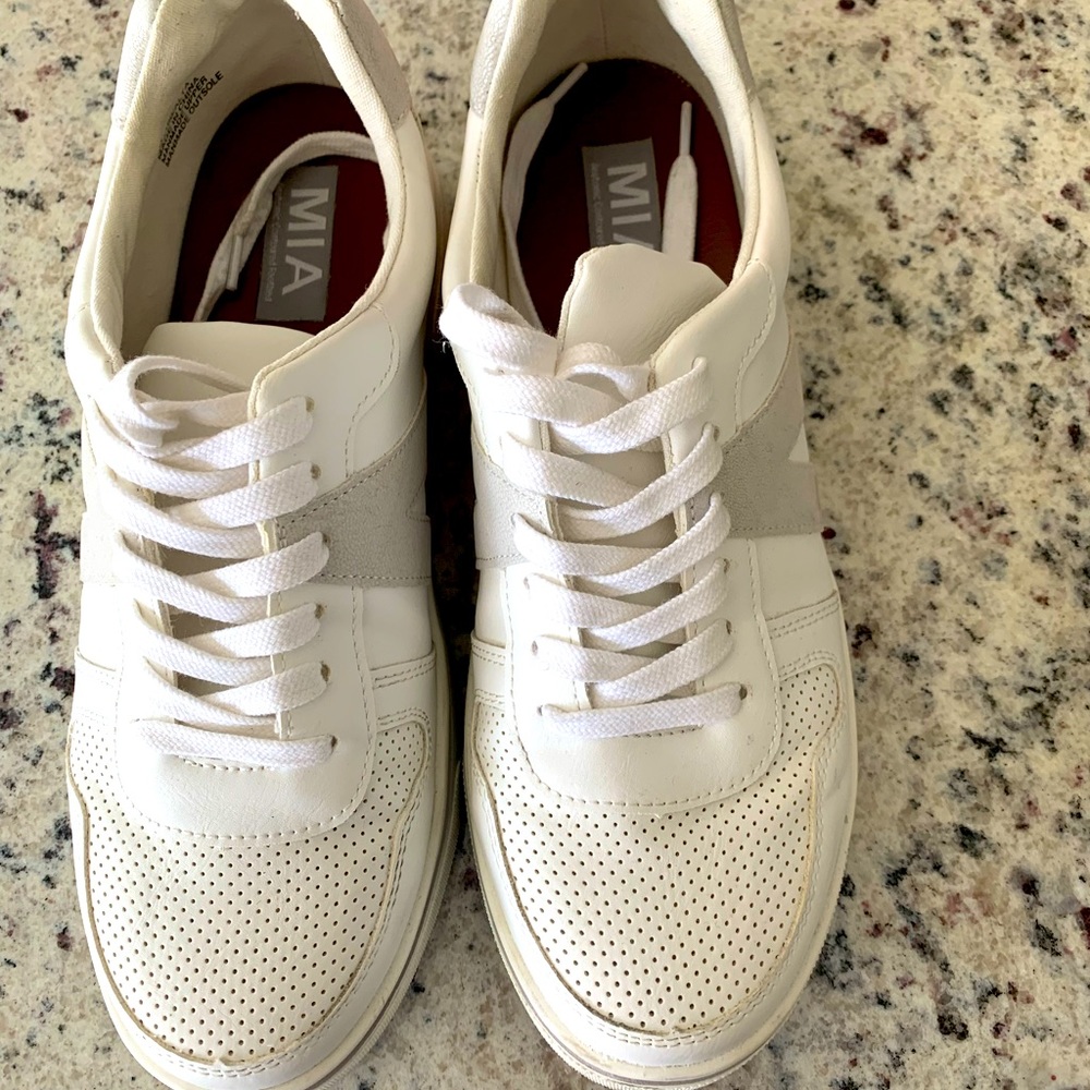 🌸MIA Sneakers